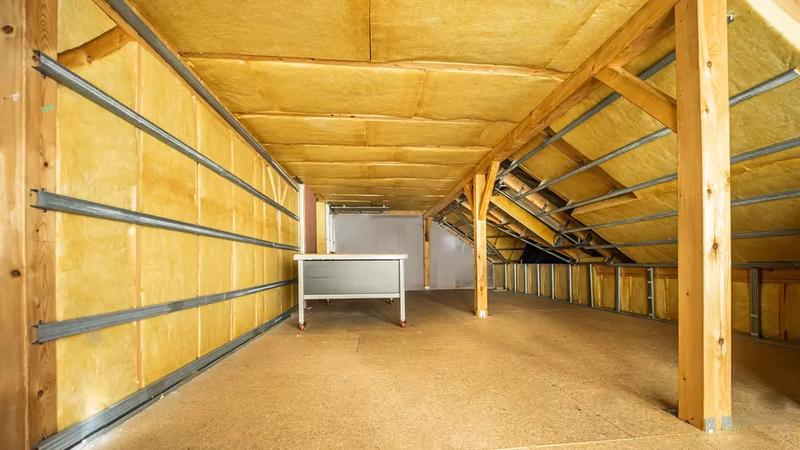 Ocieplenie poddasza pianką PUR – poznaj zalety i wady tej nowoczesnej metody