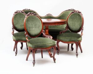 Urządzanie salonu w stylu ludwikowskim – elegancja i klasyka w Twoim wnętrzu