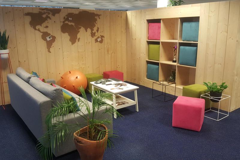 Jak zaaranżować przestrzeń: praktyczne wskazówki i inspiracje do dobierania krzeseł do drewnianego stołu