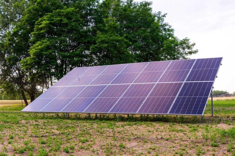 Jak założyć małą instalację fotowoltaiczną na własne potrzeby? Wymagania, które trzeba spełnić