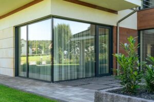 Stolarka aluminiowa czy PCV – jaki materiał wybrać dla swojego domu?